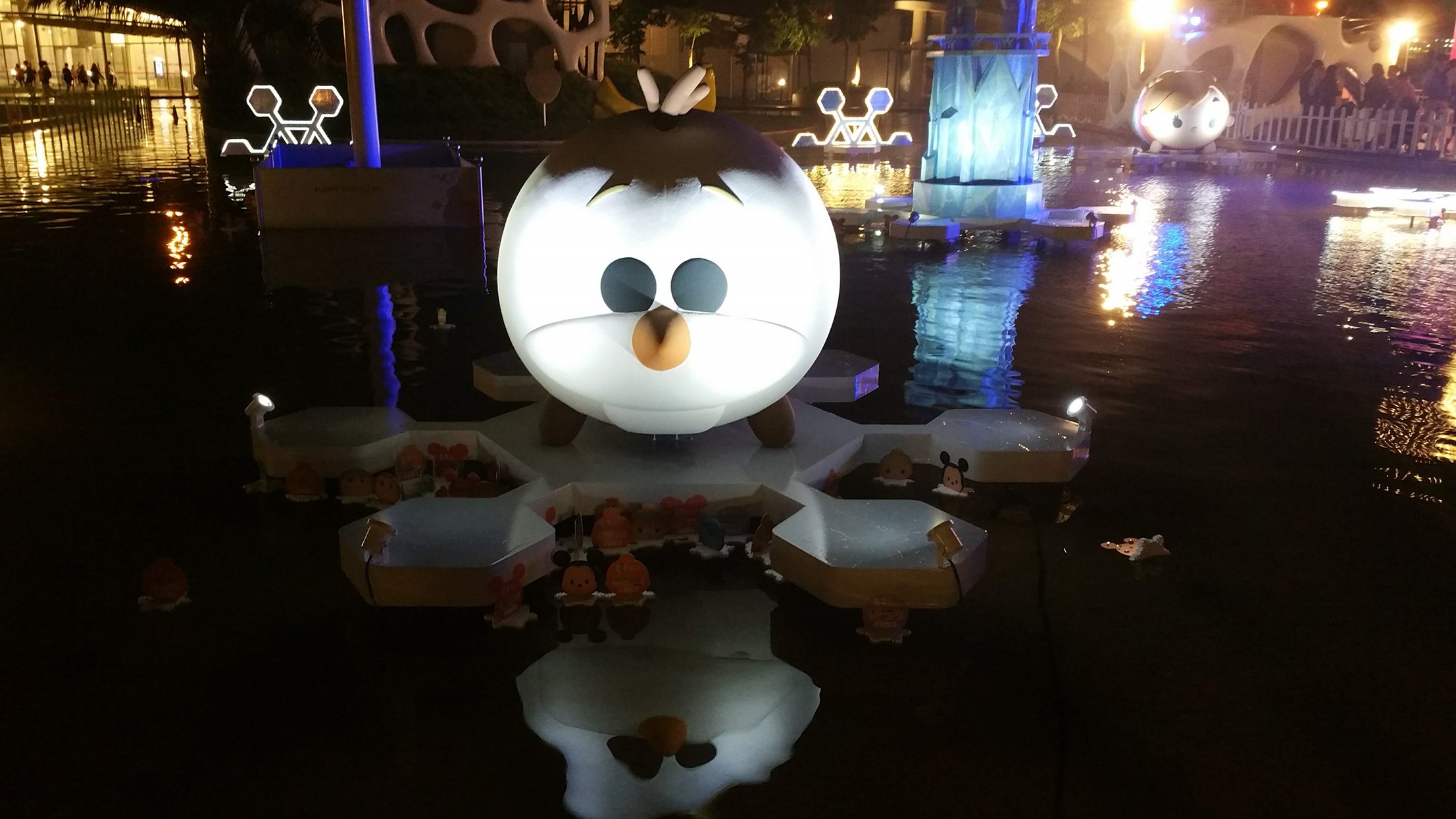 Vivocity tsum tsum mid autumn festival event. Frozen-themed winter wonderland.